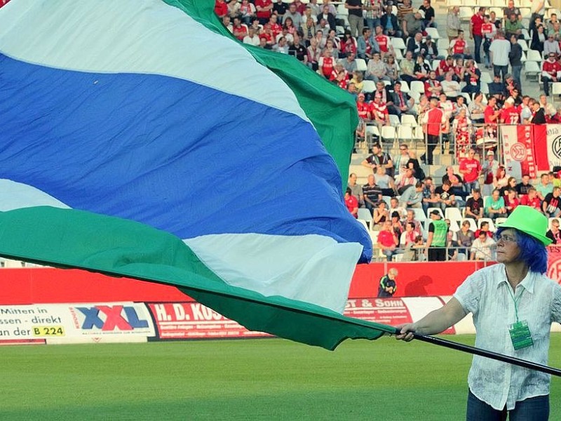 Der FC Kray besiegte im Stadion Essen Rot-Weiss Essen verdient mit 4:2. Auf dem Foto: Blau-grüne Fahnen im Stadion Essen.