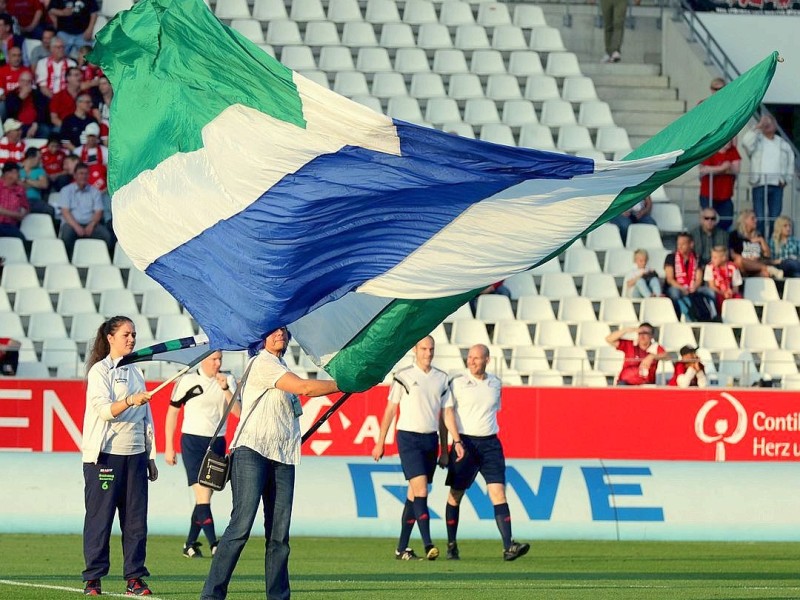 Der FC Kray besiegte im Stadion Essen Rot-Weiss Essen verdient mit 4:2. Auf dem Foto: Blau-grüne Fahnen im Stadion Essen.