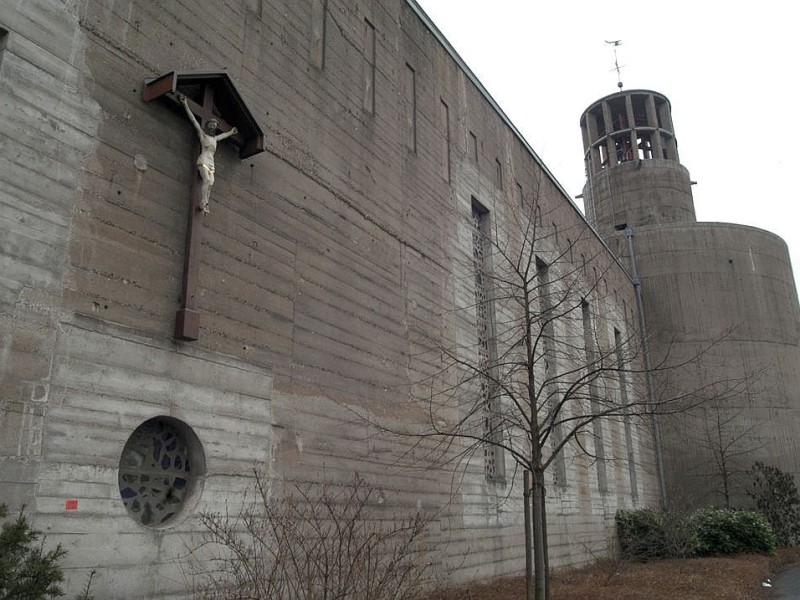 Andere Stadt, andere Kirche, gleiches Material: Die Bunkerkirche St. Sakrament in Düsseldorf Heerdt. Ein Hochbunker, der nach dem Krieg zur Kirche wurde. Teile der Luftschutzeinrichtung wurden dabei bewusst erhalten. Am Sonntag u. a. Filmvorführungen zur Gebäudegeschichte.