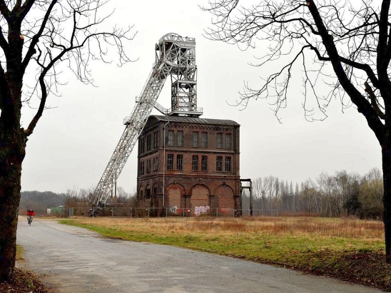 Oberhausen, Zeche Sterkrade: Hier wird das technikgeschichtlich bedeutsame Fördergerüst von 1903 vor dem Verfall bewahrt. Am Sonntag ist Zutritt erlaubt, die Stiftung Industriedenkmalpflege gibt Erläuterungen.