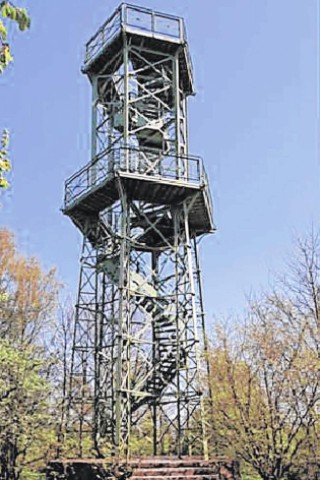 Das Ruhrgebiet hat seine Eiffeltürme, Paris hat auch einen - aber der hier steht auf dem Wilzenberg bei Schmallenberg. Baujahr 1889, Wendeltreppe, herrlicher Blick. Am Sonntag gibt es Führungen und ein umfangreiches Beiprogramm.