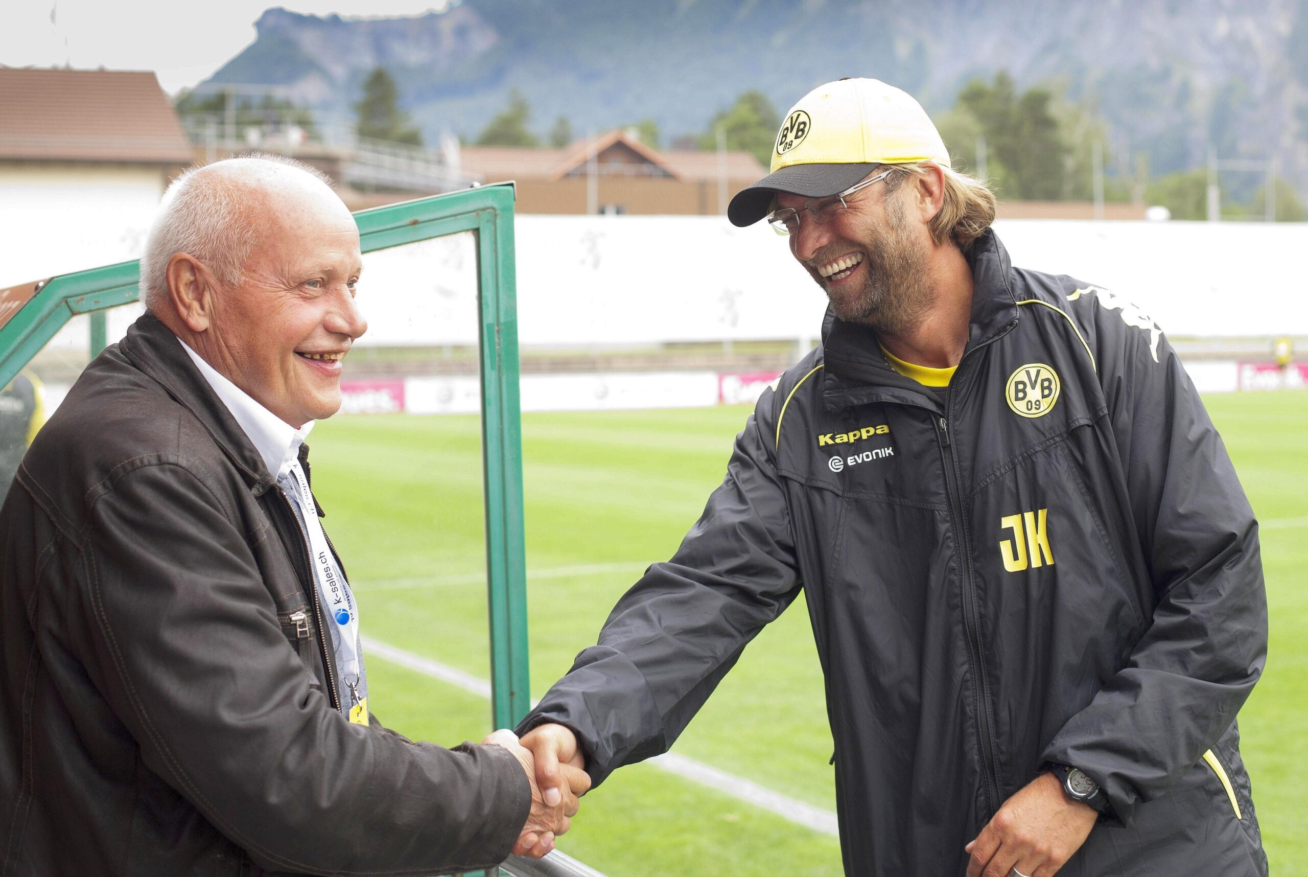 Sich von den Stärken des Deutschen Meisters vor Ort ein Bild machen konnte sich am Freitag der Fußball-Globetrotter Otto Pfister. Der gebürtige Kölner und derzeitige Nationaltrainer von Trinidad und Tobago wohnt in Bad Ragaz quasi um die Ecke und nutzte die Gelegenheit, Meister-Trainer Jürgen Klopp die Hand zu schütteln...