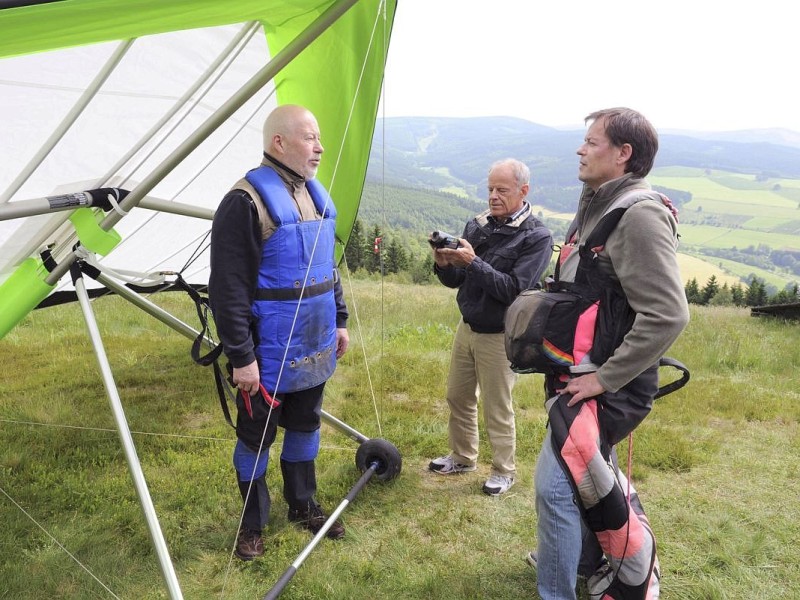 Der Drachenflieger- Folge 1295: Bereit zum Abheben: Fluglehrer Singer (Dirk Greis, r.) weist Erich (Bill Mockridge, l.) in die Kunst des Fliegens ein. Hajo (Knut Hinz) filmt den Start.