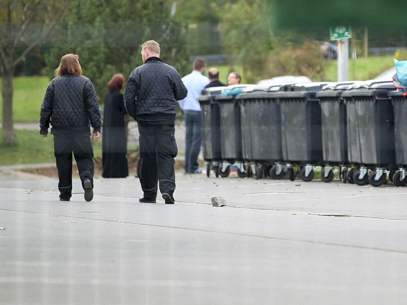 ... hat einen privaten Sicherheitsdienst auf dem Gelände eingesetzt. Gegen Wachleute gibt es schwere Vorwürfe.