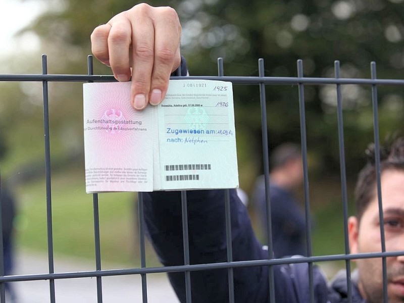 Der Pass zeigt: Eigentlich hätte dieser Mann längst woanders leben sollen. Warum das nicht so ist, weiß er nicht. Auch....