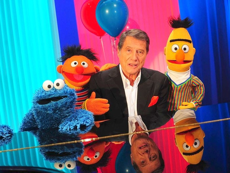 Fototermin mit Ernie und Bert: Udo Jürgens 2013 beim NDR in Hamburg.