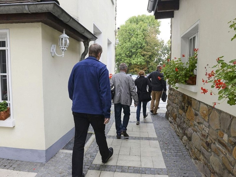 Das Foto zeigt Vertreter der Staatsanwaltschaft und Polizei.