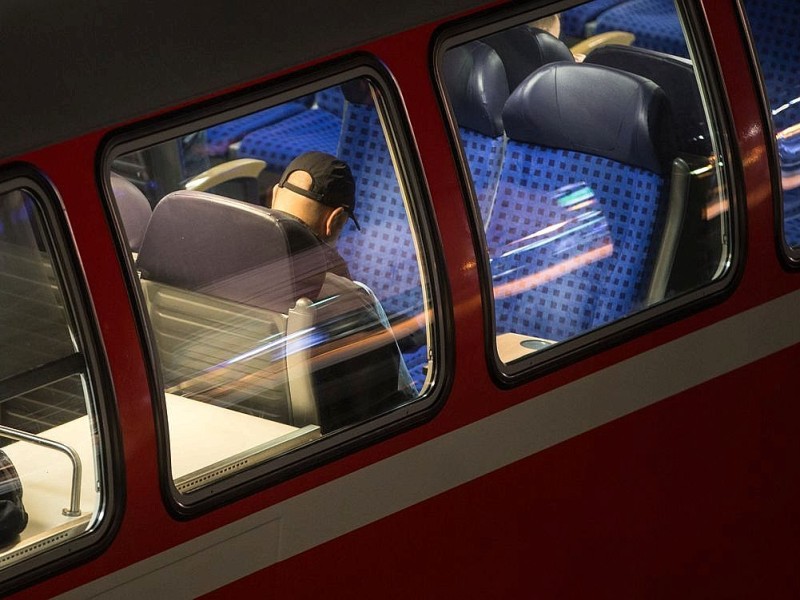 Ein Fahrgast wartet in Hamburg im Hauptbahnhof auf die Abfahrt des Nahverkehrszugs nach Kiel.