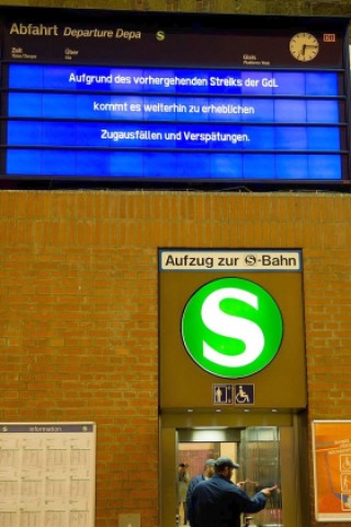 Ein Mann steht in einem Fahrstuhl in Stuttgart am Hauptbahnhof unter einer Anzeigetafel mit der Aufschrift Aufgrund des vorhergehenden Streiks der GDL kommt es weiterhin zu erheblich Zugausfällen und Verspätungen.