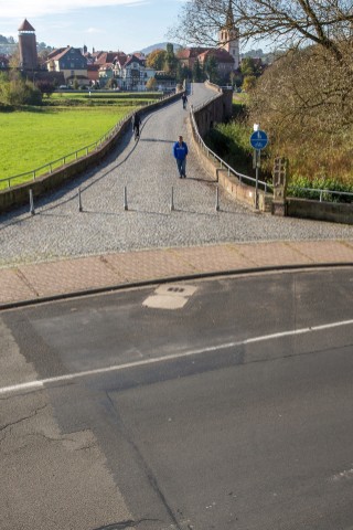 Die Werrabrücke von Vacha (Thüringen) im Herbst 2014: Inzwischen wird sie Brücke des Friedens genannt.