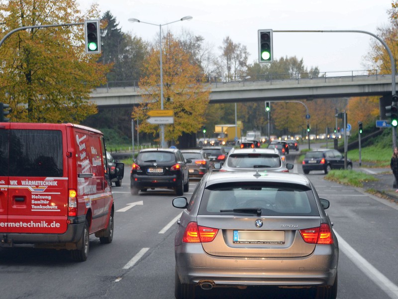 Auf den Straßen, wie hier auf der Velauer Straße in Mülheim, kam es Donnerstagmorgen zu langen Staus.