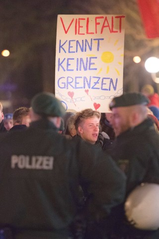 ...die Kundgebung von Bonn stellt sich quer mit 1600 Teilnehmern die Demo der islamfeindlichen Bogida/Pegida.