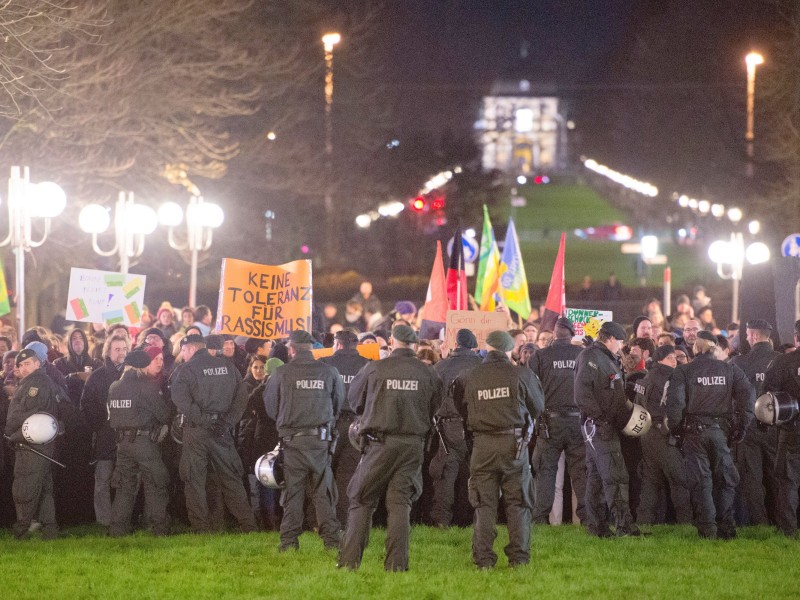 Und die große Gegendemo hatte Erfolg: Die Teilnehmer blockierten die geplante Strecke der Pegida.