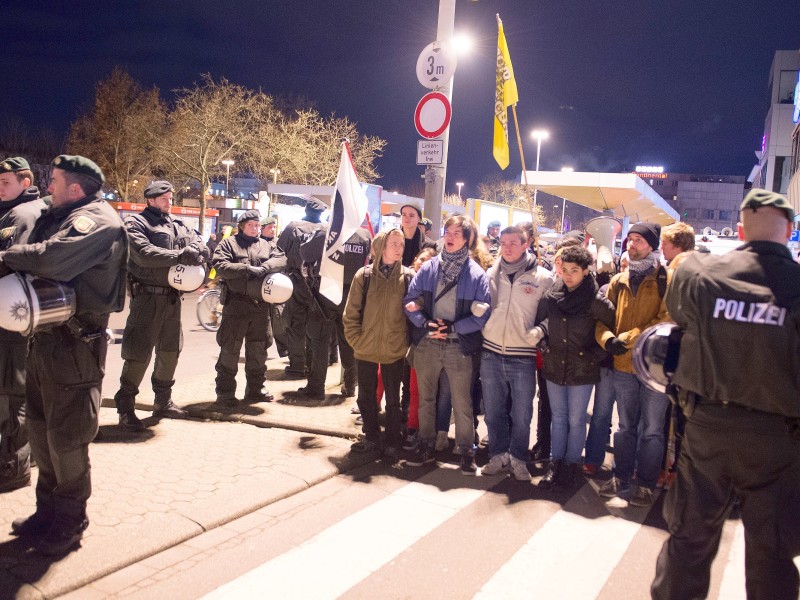 Weil sich die Gegendemonstranten in den Weg stellten, konnte der Pegida-Marsch...