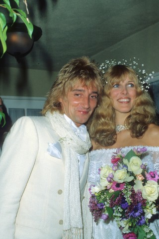 ... machte er nicht nur mit seiner Reibeisenstimme, sondern auch mit den Frauen. Der Rocksänger hat zwei gescheiterte Ehen hinter sich. Unter anderem die mit Alana Stewart, die er 1979 heiratete. Als ...