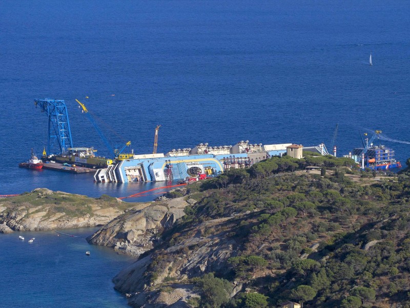 ... Costa Concordia lag noch monatelang nach dem Unglück vor der toskanischen Küste, da ...