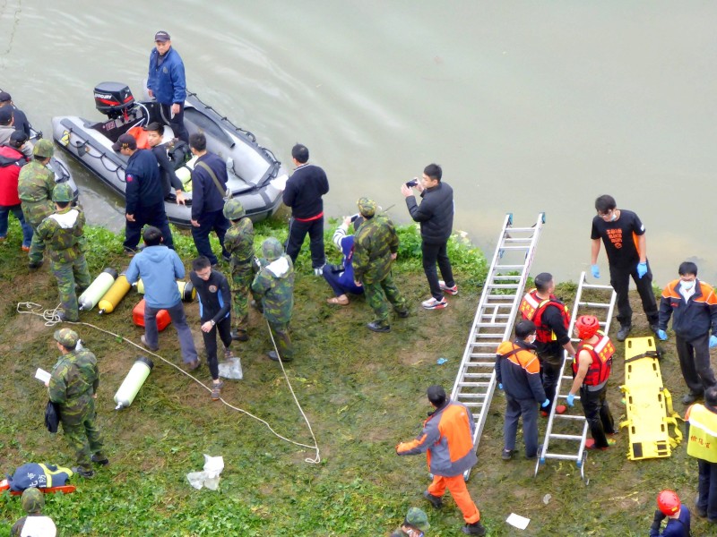 Retter am Ufer des Flusses.