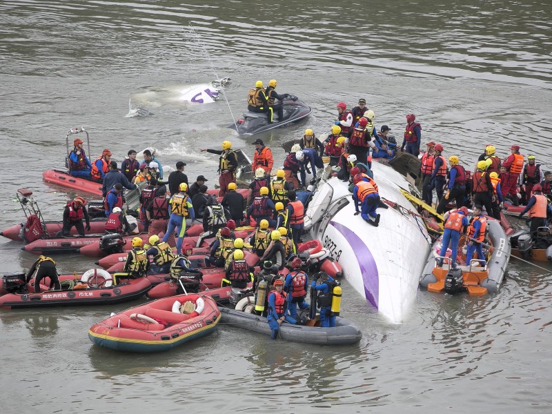 Auf dem Fluss herrscht Chaos nach dem Unglück.