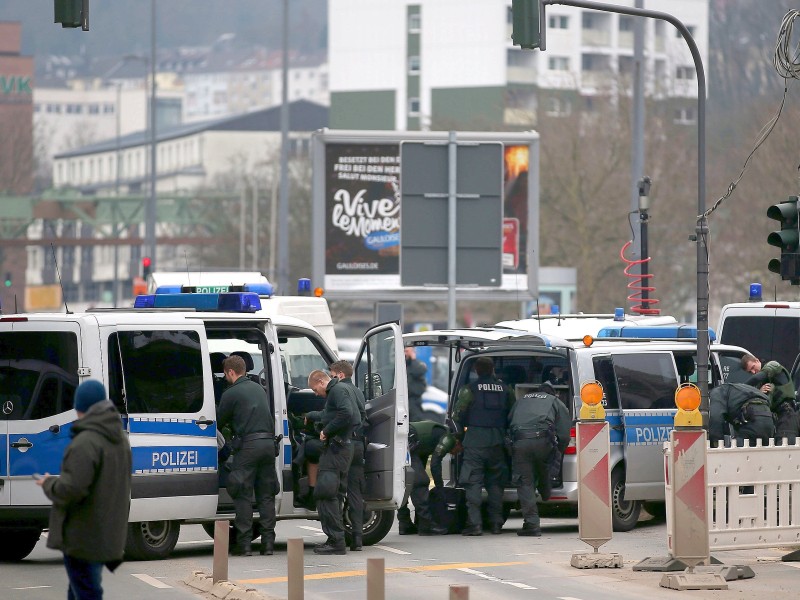 Polizeifahrzeuge stehen  in der Stadt.