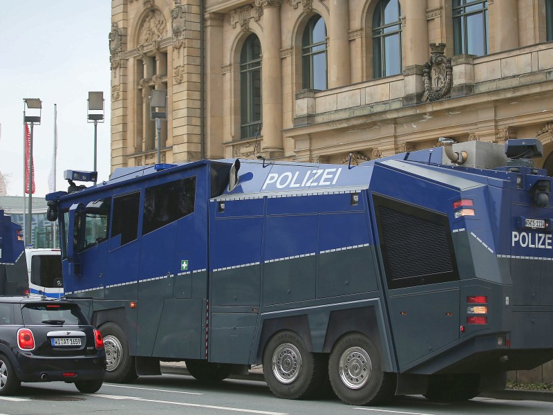 Wasserwerfer stehen in Wuppertal vor der Stadthalle.