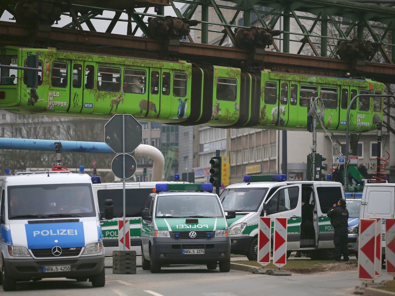 Polizeifahrzeuge stehen in Wuppertal in der Stadt.