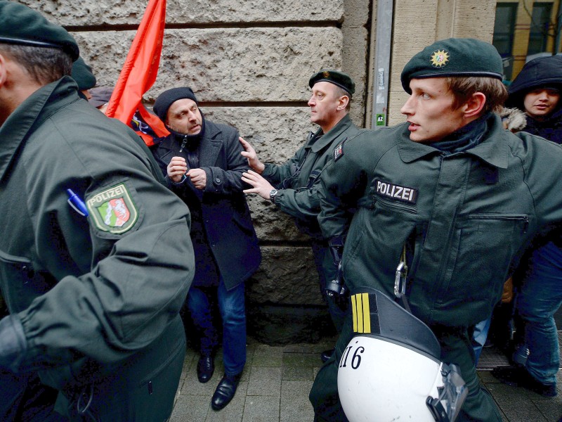 Polizisten sichern eine Kundgebung von Salafisten vor Gegendemonstranten.