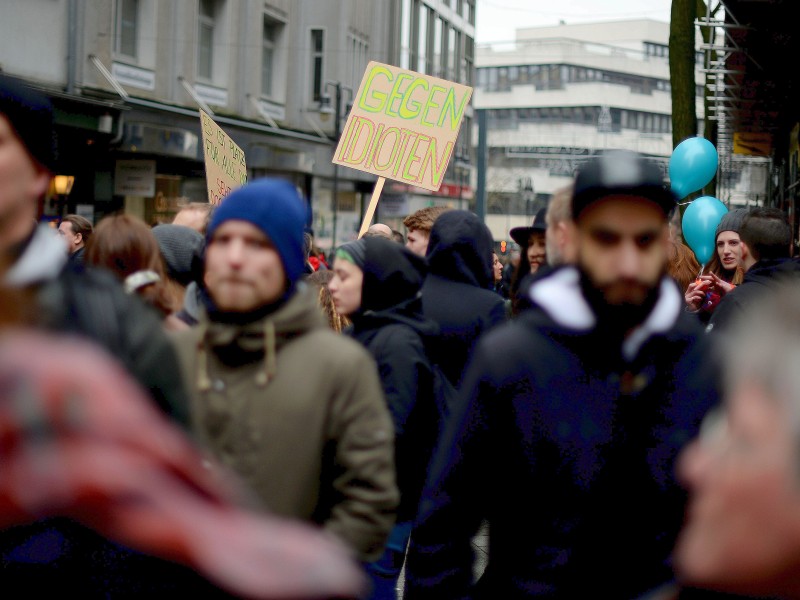 Polizisten sichern eine Kundgebung von Salafisten vor Gegendemonstranten.