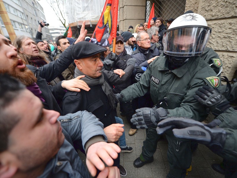 Polizisten sichern eine Kundgebug von Salafisten vor Gegendemonstranten.