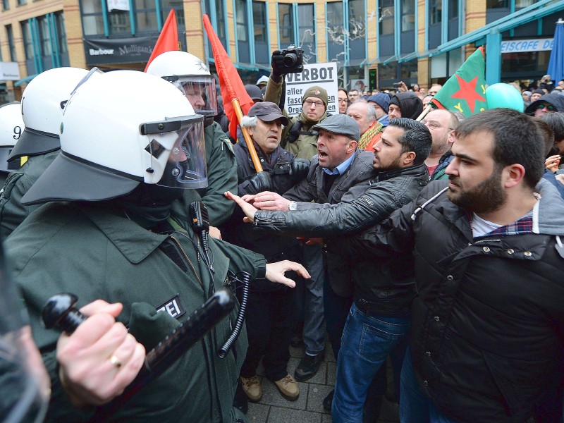 Polizisten sichern eine Kundgebug von Salafisten vor Gegendemonstranten.