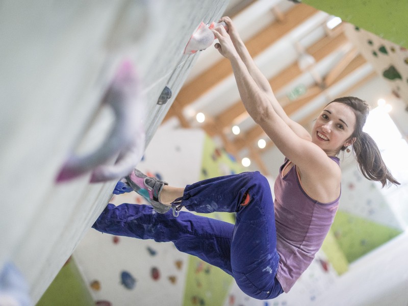 In München sicherte sich Juliane Wurm 2014 den Weltmeister-Titel im Bouldern. Beim Klettern ohen Seile und in geringerer Höhe löste sie die Route als schnellste. Neben dem Sport studiert sie in Witten.