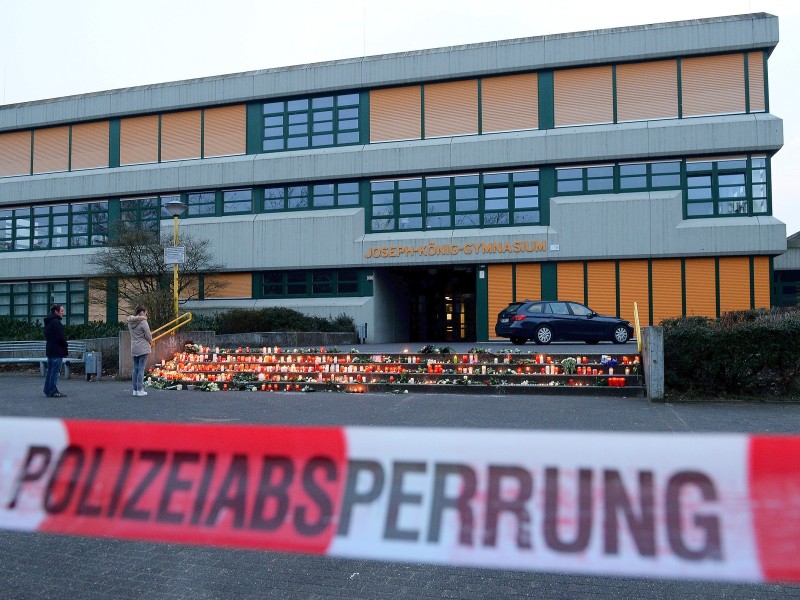 Trauer im westfälischen Haltern am See: 16 Schülerinnen und Schüler und zwei Lehrerinnen des Joseph-König-Gymnasiums waren in der Germanwings-Maschine, die in Frankreich abgestürzt ist.