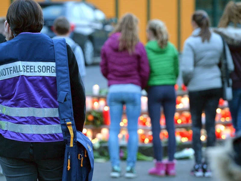 Trauer im westfälischen Haltern am See: 16 Schülerinnen und Schüler und zwei Lehrerinnen des Joseph-König-Gymnasiums waren in der Germanwings-Maschine, die in Frankreich abgestürzt ist.