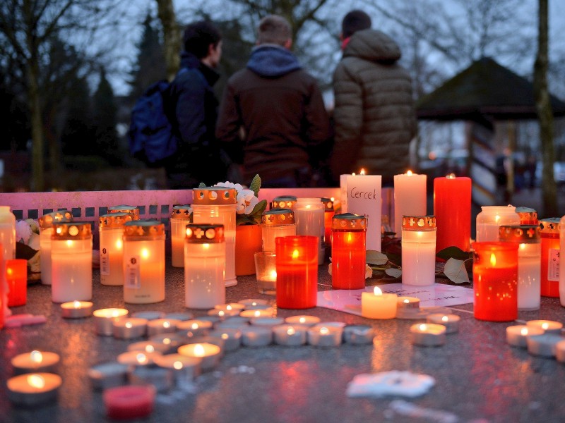 Trauer im westfälischen Haltern am See: 16 Schülerinnen und Schüler und zwei Lehrerinnen des Joseph-König-Gymnasiums waren in der Germanwings-Maschine, die in Frankreich abgestürzt ist.