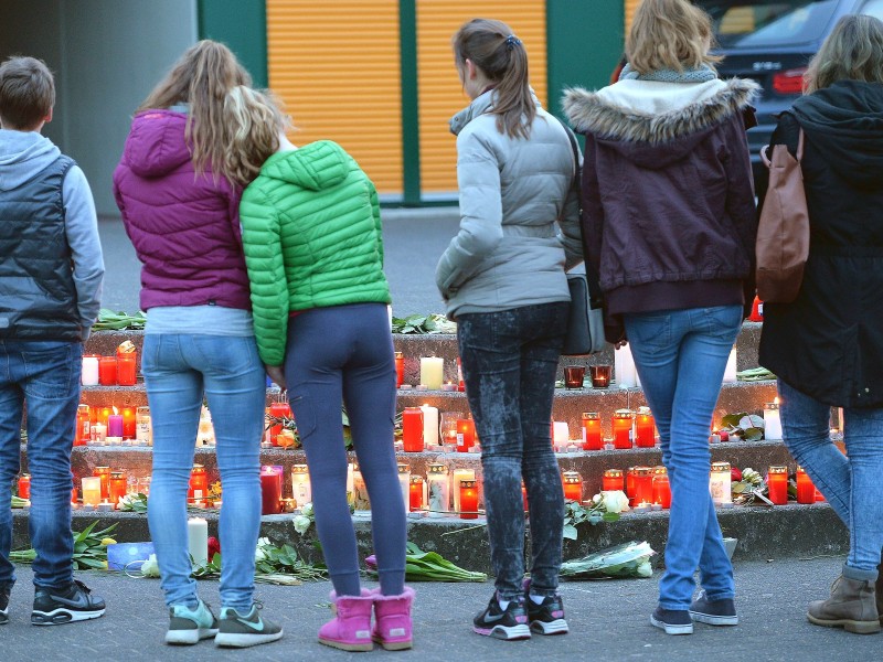 Trauer im westfälischen Haltern am See: 16 Schülerinnen und Schüler und zwei Lehrerinnen des Joseph-König-Gymnasiums waren in der Germanwings-Maschine, die in Frankreich abgestürzt ist.