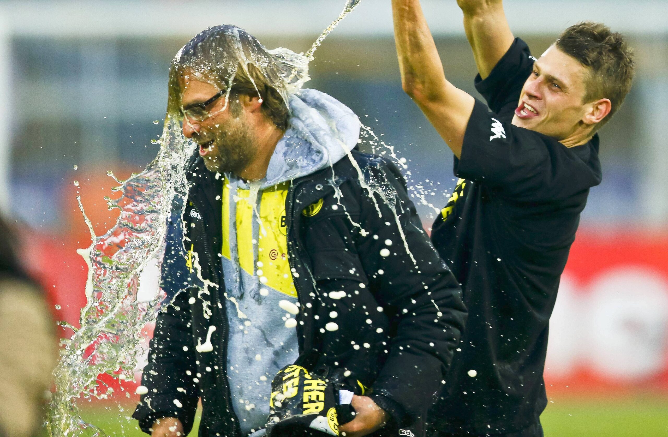 Nach dem Spiel ab in die Dusche. Muss ja sein. Eine Bierdusche tut's natürlich auch – obwohl die Beduschten nicht immer glücklich aussehen. Hier kriegt BVB-Coach Jürgen Klopp einen von Lukasz Piszczek ab, beim Meistersieg im Mai 2011.