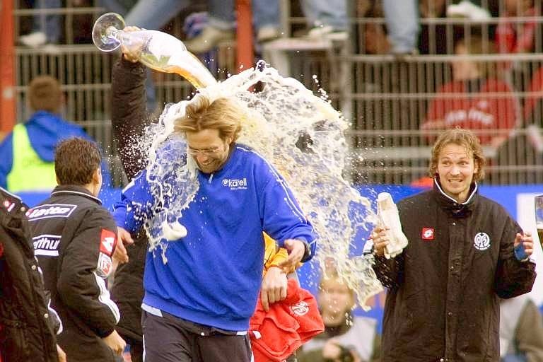 Schon in Mainz war Klopp ein beliebtes Opfer: Hier wird er hinterhältig von Dennis Weiland übergossen, als die Mainzer 2005 den Klassenerhalt feierten.