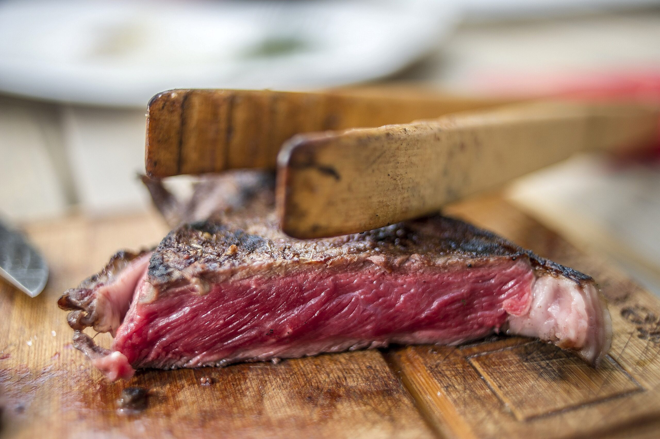 Das Fleisch wird in Streifen geschnitten und serviert.