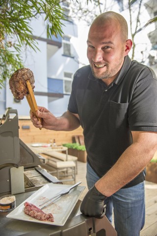 Martin Hesterberg präsentiert sein Grillgut.