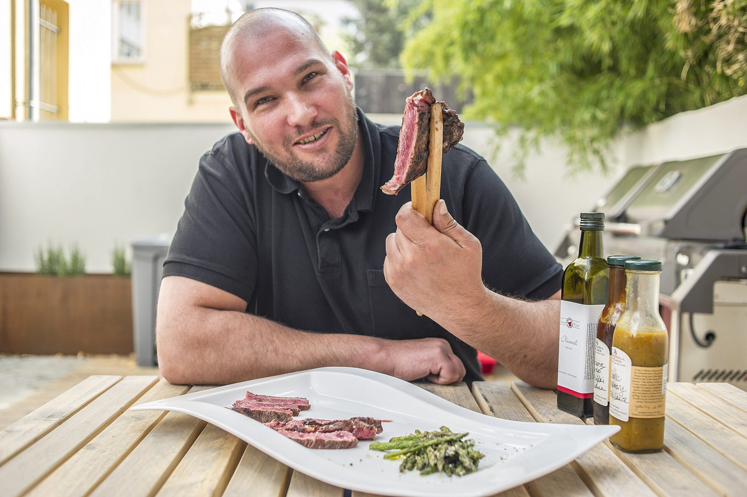 Martin Hesterberg präsentiert sein Grillgut.