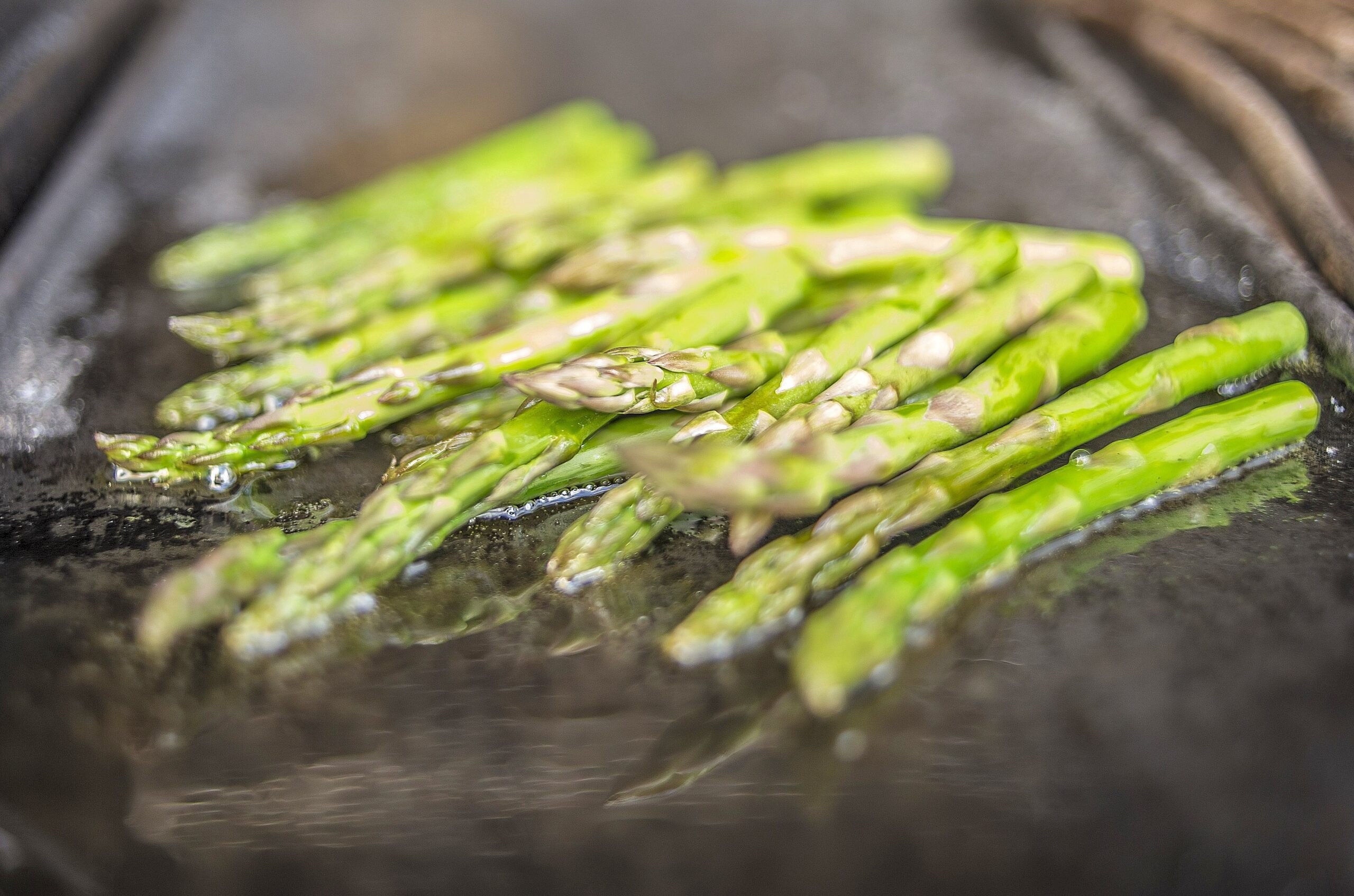 Spargel eignet sich sehr gut zum Grillen.