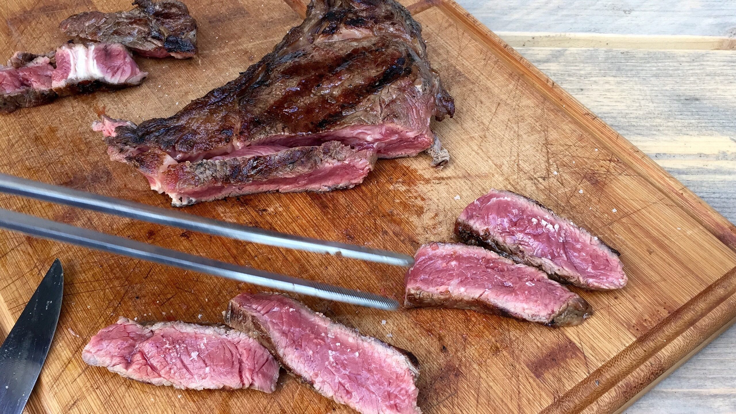 Das Fleisch wird in Streifen geschnitten und serviert.