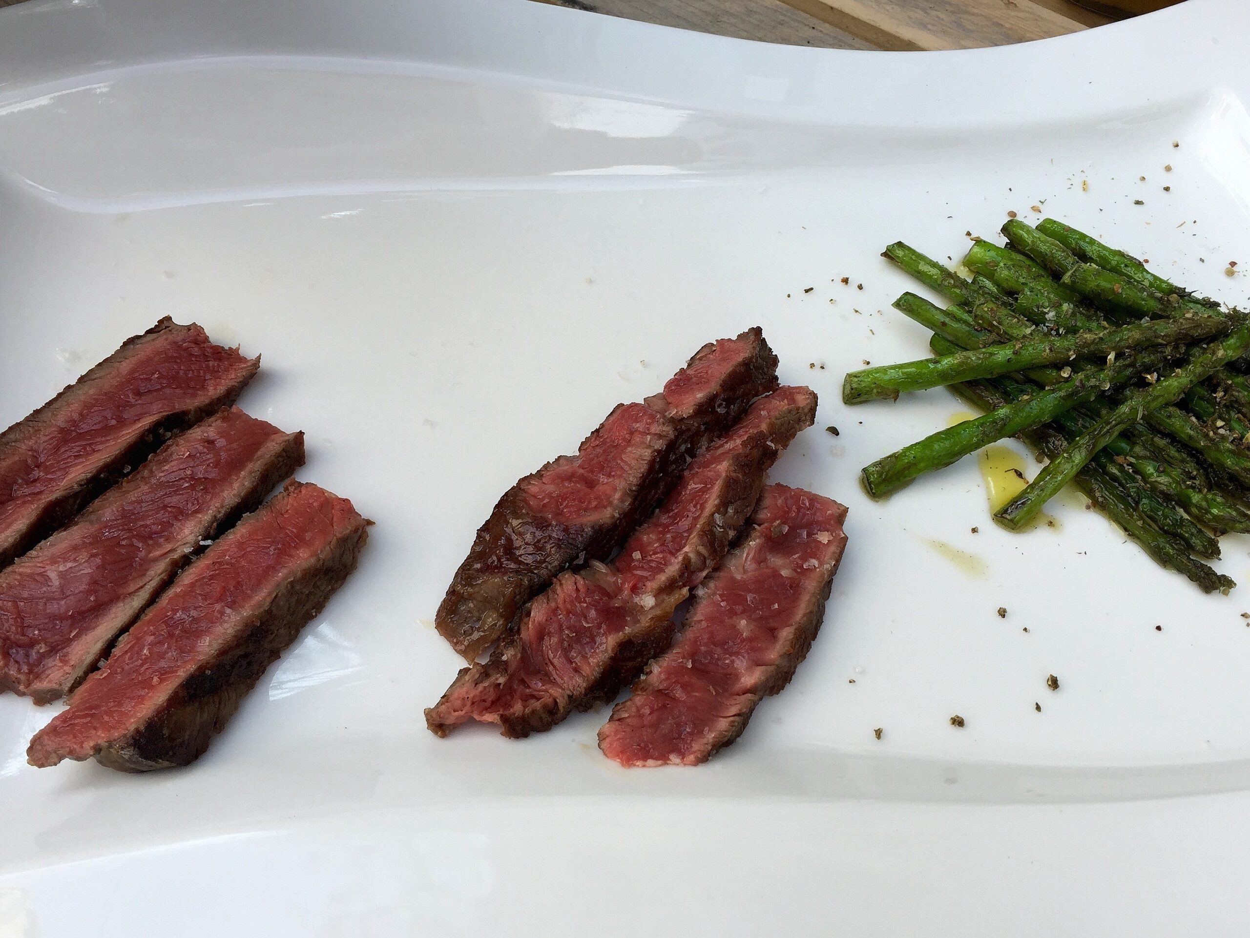 Das Fleisch wird in Streifen geschnitten und serviert.