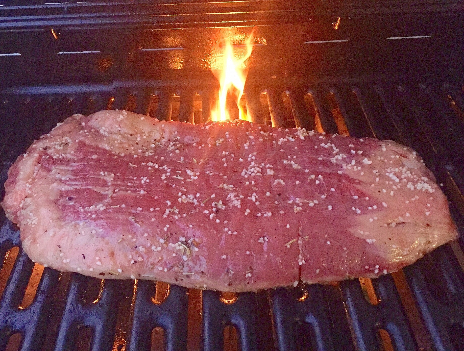 Flank Steak ist eine der Neuentdeckungen und schmeckt hervorragend. Das Fleisch wird in dünne Streifen geschnitten serviert.