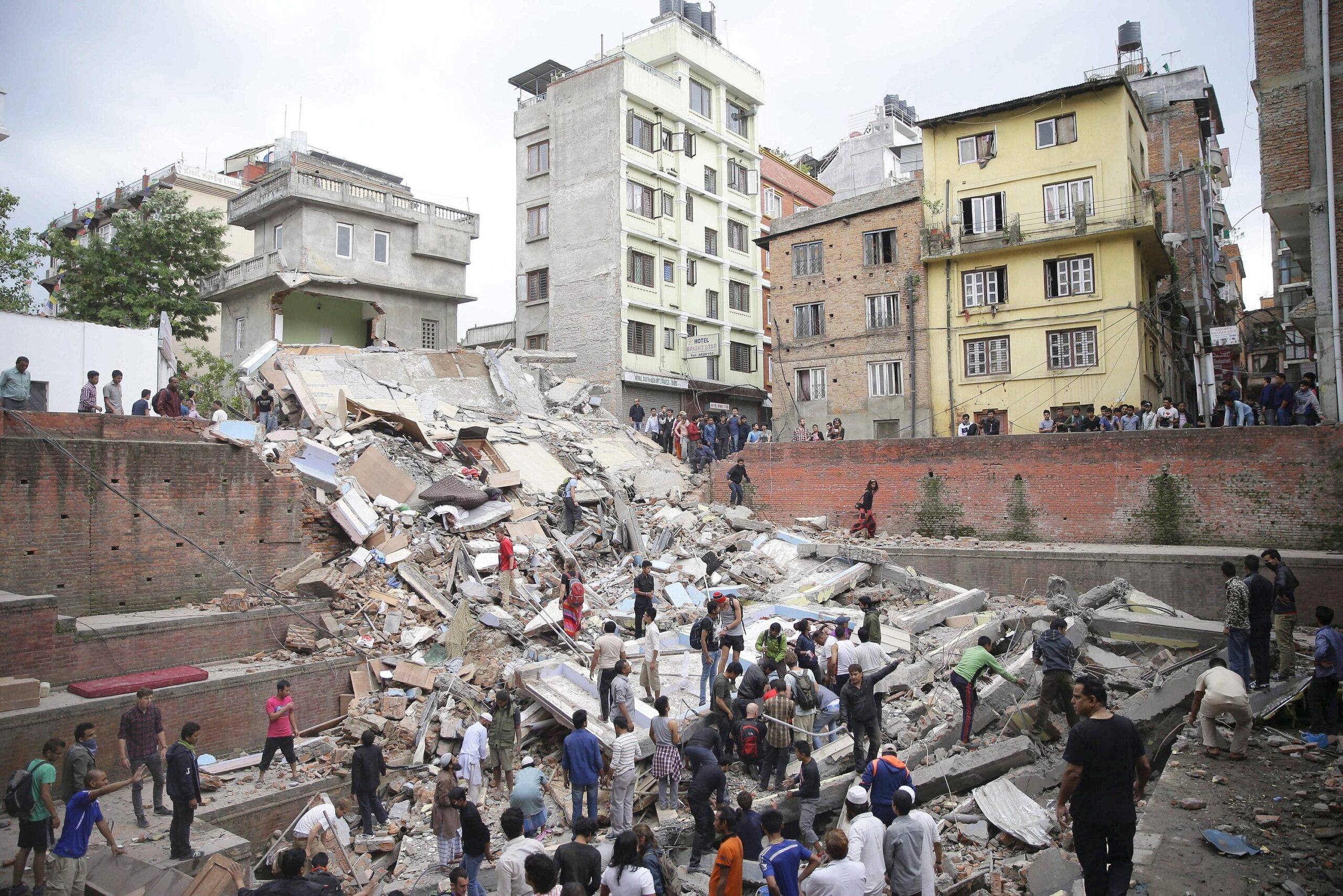 Ein schweres Erdbeben im Himalaya hat zahlreiche Häuser in Nepal einstürzen lassen.