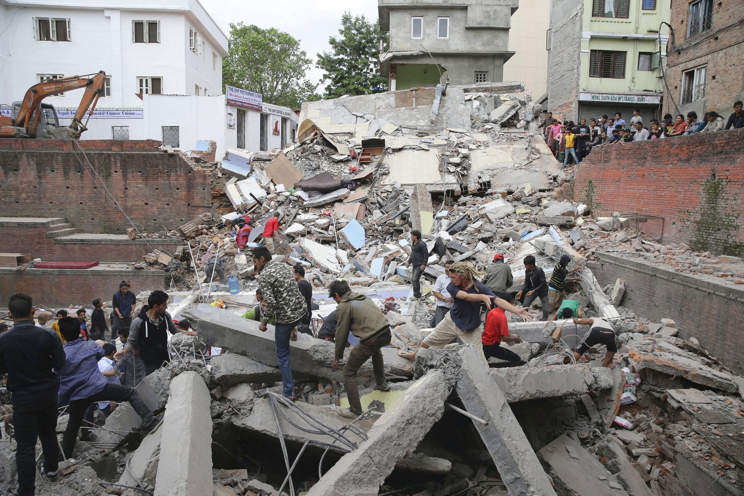 Ein schweres Erdbeben im Himalaya hat zahlreiche Häuser in Nepal einstürzen lassen.