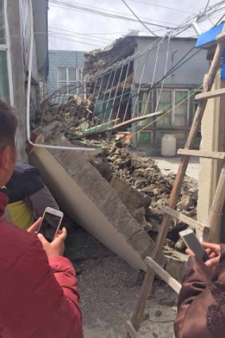 Ein schweres Erdbeben im Himalaya hat zahlreiche Häuser in Nepal einstürzen lassen.