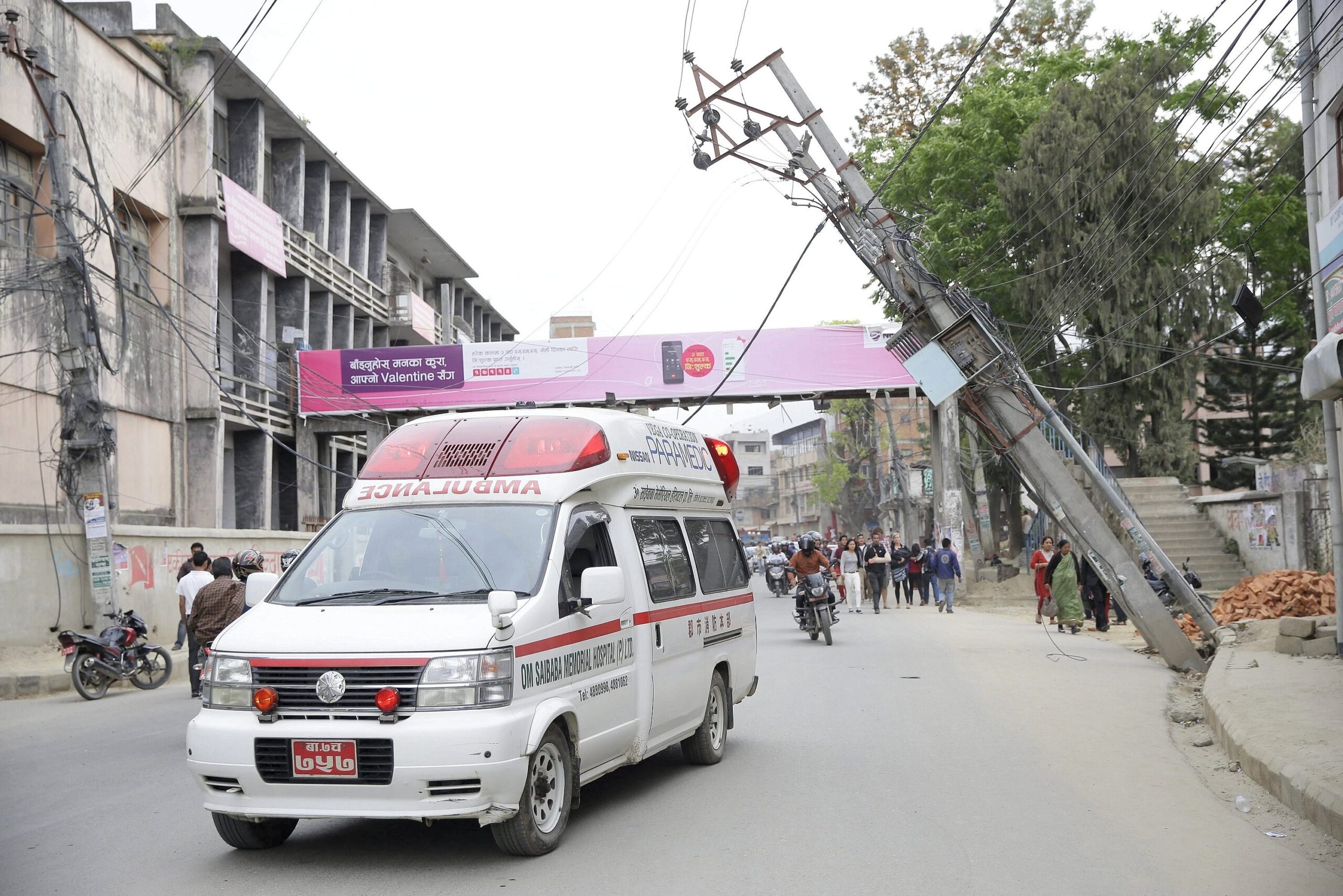 Ein schweres Erdbeben im Himalaya hat zahlreiche Häuser in Nepal einstürzen lassen.