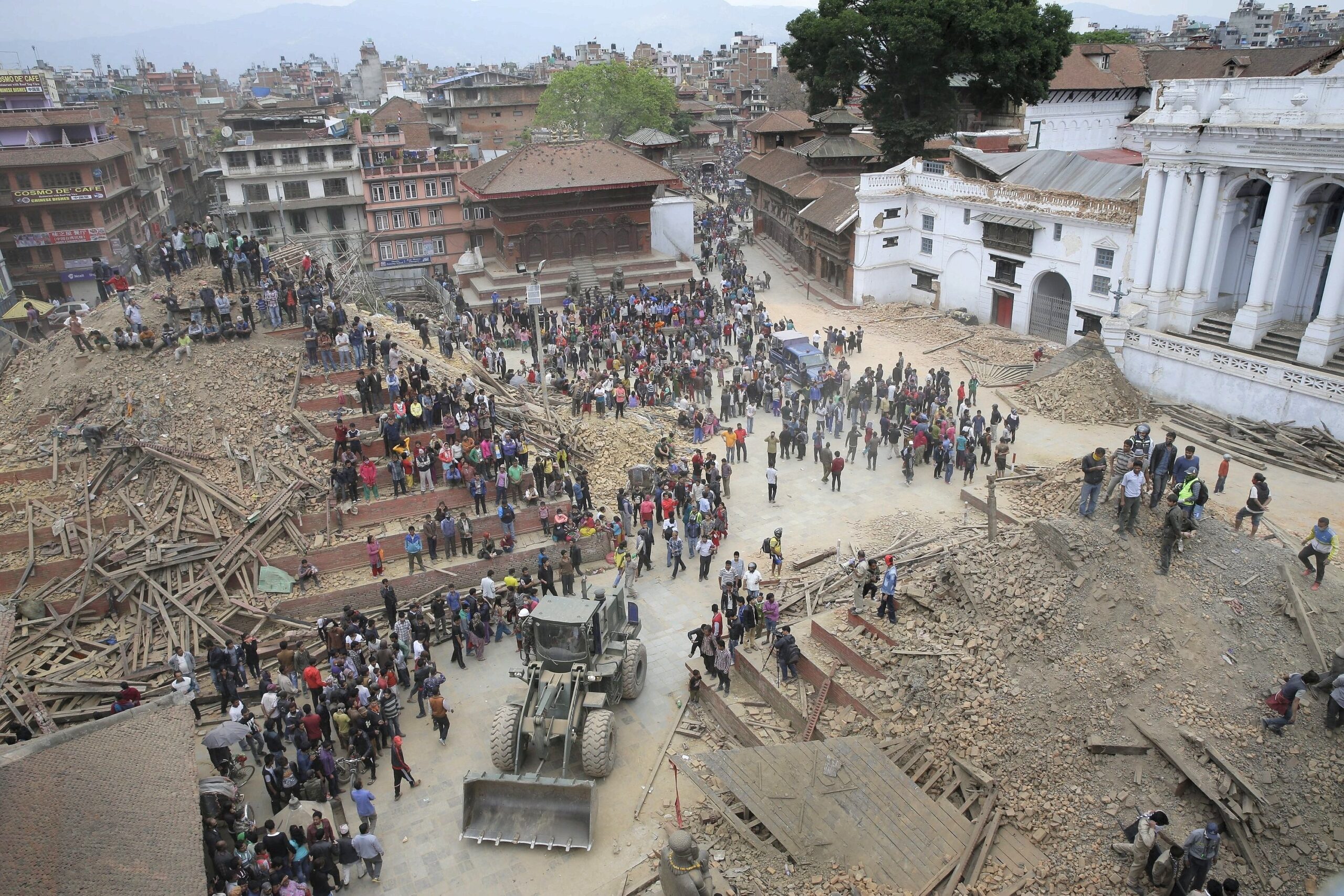 Ein schweres Erdbeben im Himalaya hat zahlreiche Häuser in Nepal einstürzen lassen.