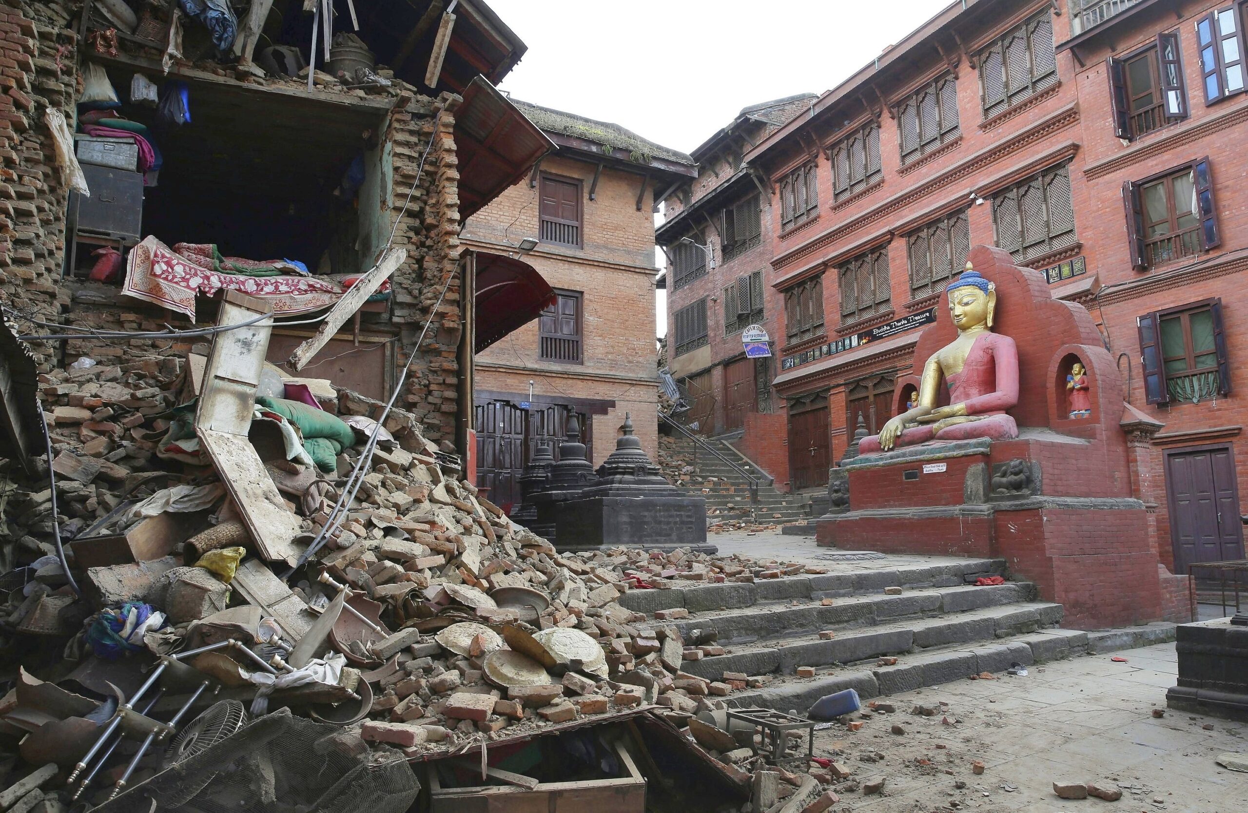 Das schwere Erdbeben im Himalaya hat zahlreiche Häuser in Nepal einstürzen lassen.