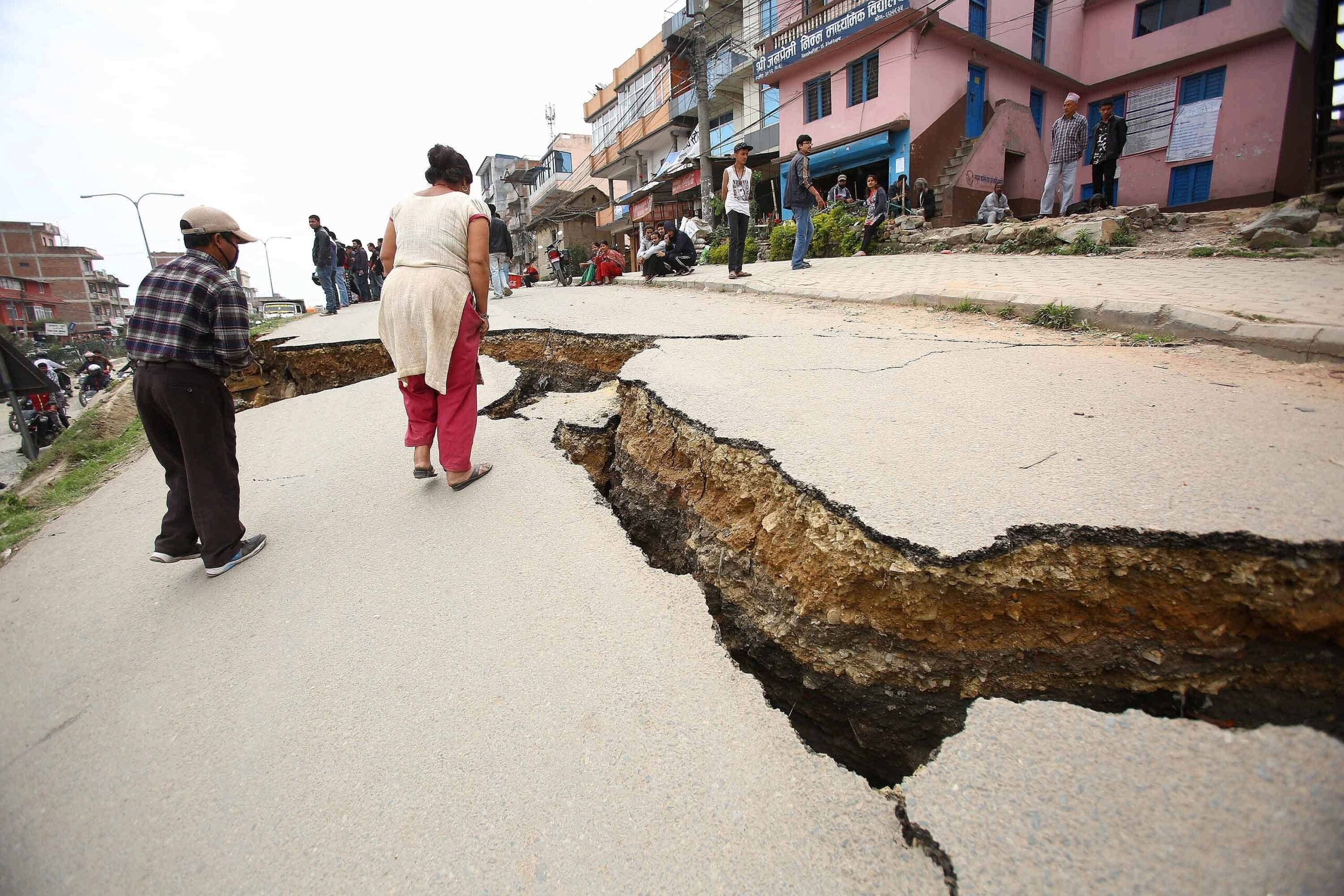 Nach dem schweren Erdbeben im Himalaya steigen stündlich die Opferzahlen.